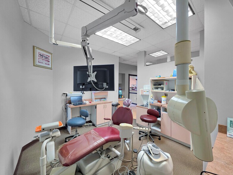 More Photos Of 6429 Fairmont Pky, Pasadena Office For Sale