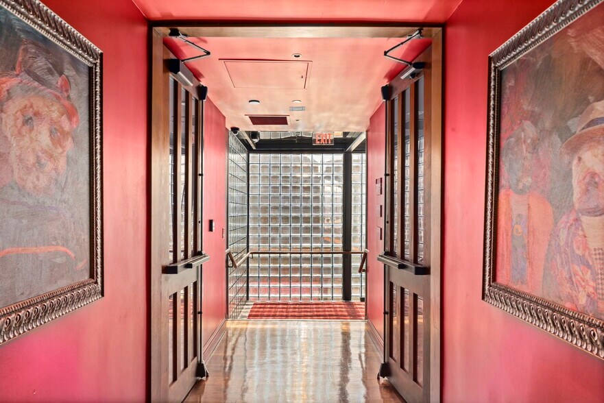 More Photos Of 650 N La Cienega Blvd, West Hollywood Restaurant For Lease