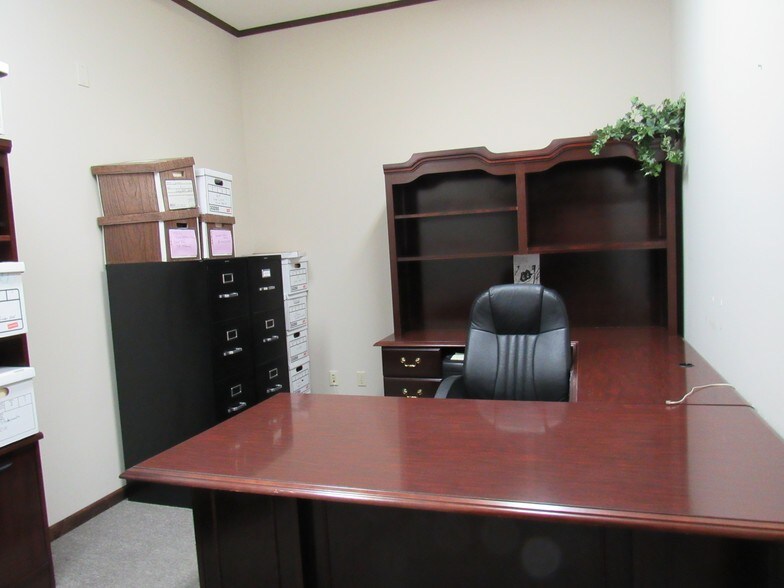 More Photos Of 2509 W 2nd St, Marion Office For Lease