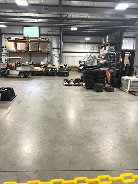 More Photos Of 426 E Prince Rd, Hendersonville Flex For Lease