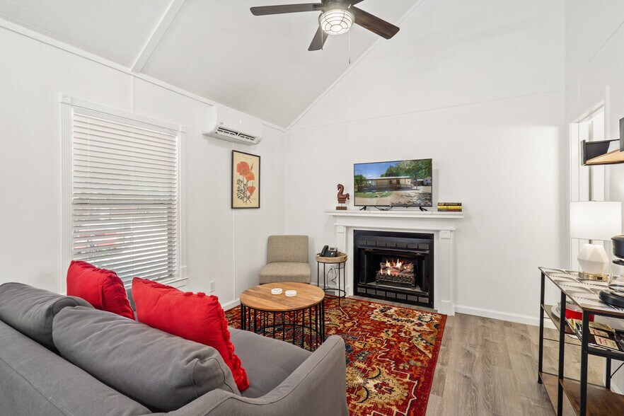 More Photos Of 104 Scudder Ln, Wimberley Hotel For Sale