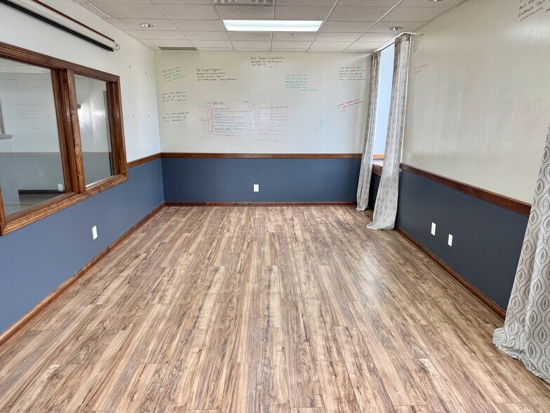 More Photos Of 641 Lincoln Way W, Massillon Showroom For Lease