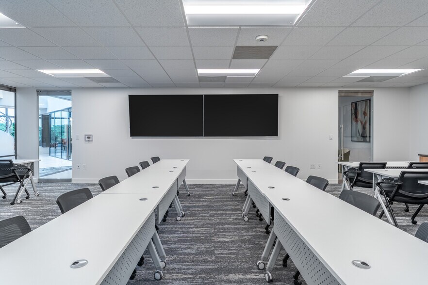 More Photos Of 6600 Lyndon B Johnson Fwy, Dallas Office For Lease