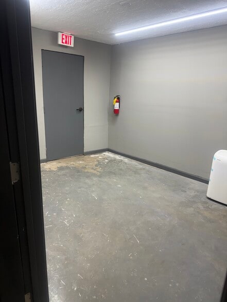 More Photos Of 1350 Commerce Dr, Stockbridge Warehouse For Lease
