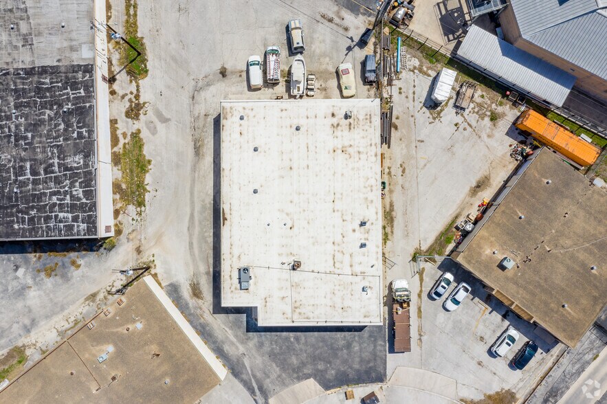 More Photos Of 11116-11120 Watt Cir, San Antonio Light Distribution For Lease