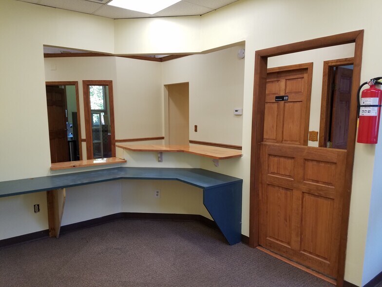 More Photos Of 6 Century Hill Dr, Latham Office For Lease