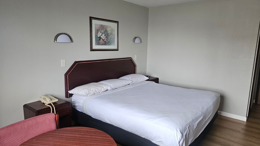 More Photos Of 5 Cavalry Dr, Wenona Hotel For Sale