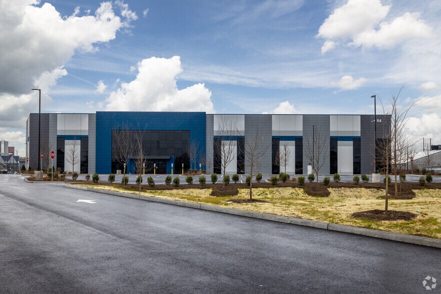 More Photos Of 54 Lockwood St, Newark Distribution For Lease
