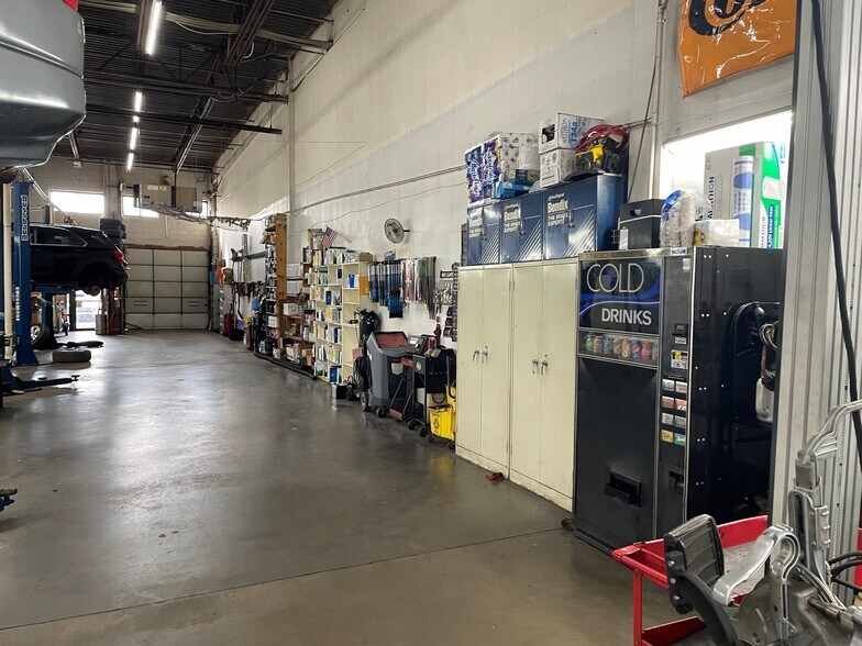 More Photos Of 8740 Cherry Ln, Laurel Light Manufacturing For Sale
