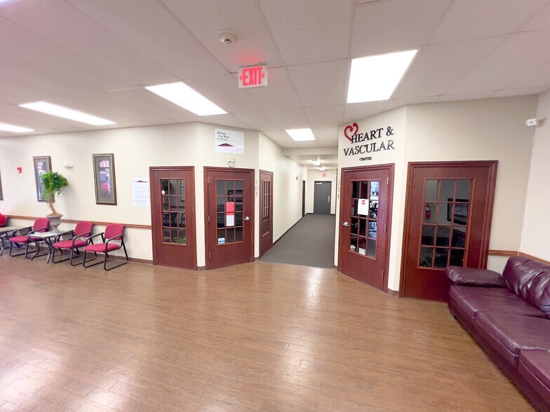 More Photos Of 1015 E Broadway St, Altus Medical For Lease