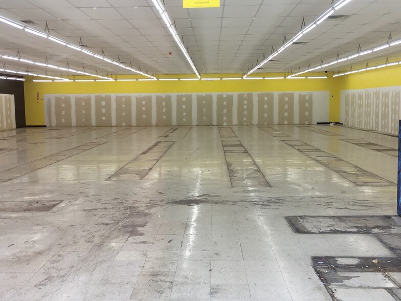 More Photos Of 722 S Highway 59, Decatur Freestanding For Lease