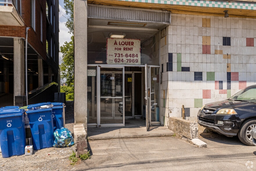 More Photos Of 183 Ch Bates, Mont-Royal Industrial For Lease