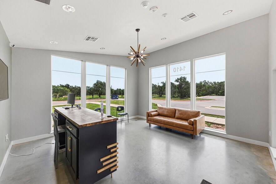 More Photos Of 1410 Live Oak Rd, Leander Showroom For Sale