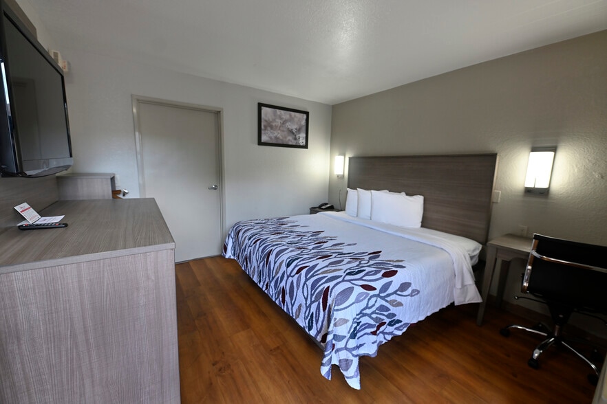 More Photos Of 138 W White, San Antonio Hotel For Sale