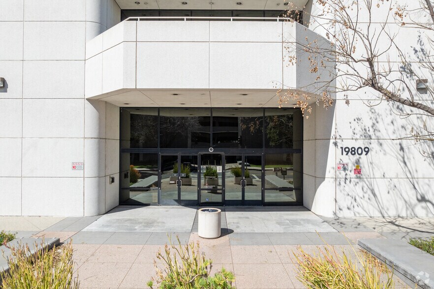 More Photos Of 19809 Prairie St, Chatsworth Loft Creative Space For Sale