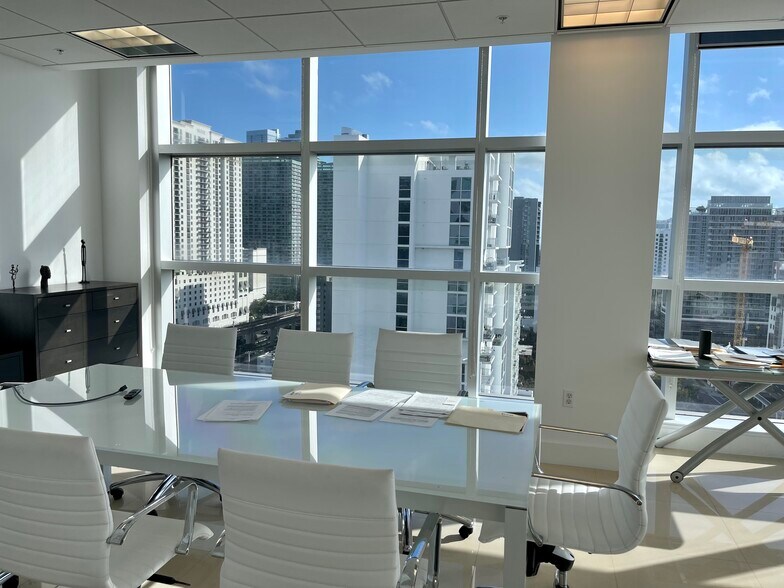 More Photos Of 175 SW 7th St, Miami Medical For Sale