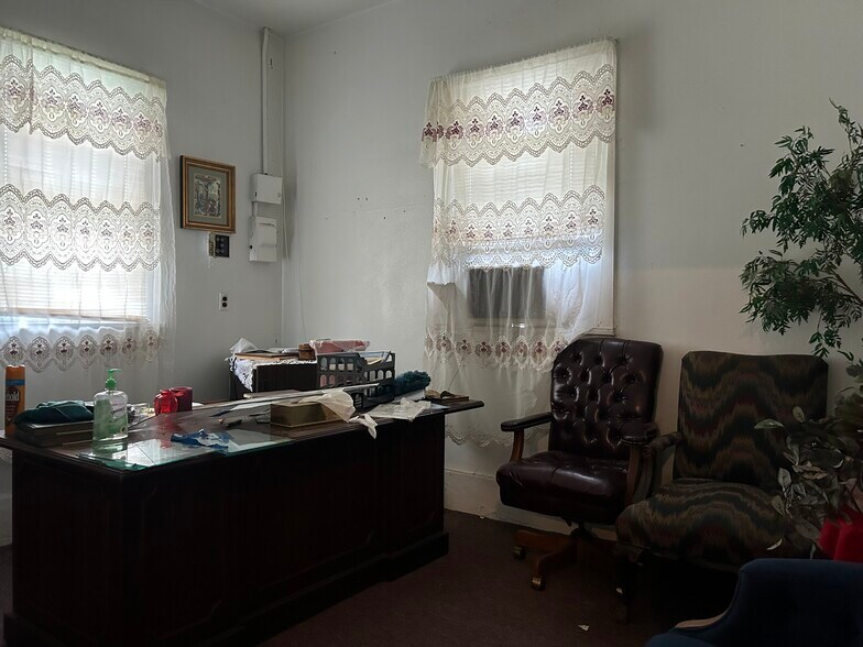 More Photos Of 1107 Spring St, Hot Springs Flex For Lease