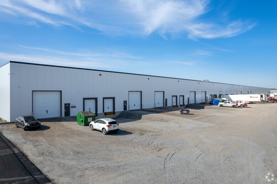More Photos Of 1300-1334 Av De La Gare, Mascouche Service For Lease