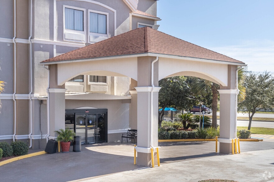 More Photos Of 900 Hwy 332, Clute Hotel For Sale