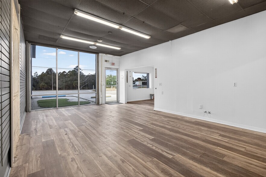 More Photos Of 18508-18510 US Highway 19, Hudson Light Manufacturing For Lease