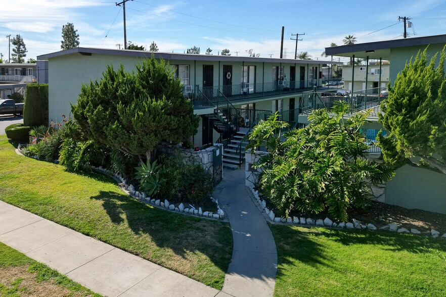 More Photos Of 11523-11529 Old River School Rd, Downey Apartments For Sale