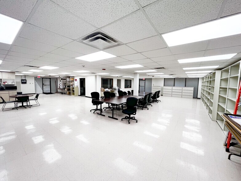 More Photos Of 7 E Industrial Loop, Midland Warehouse For Sale