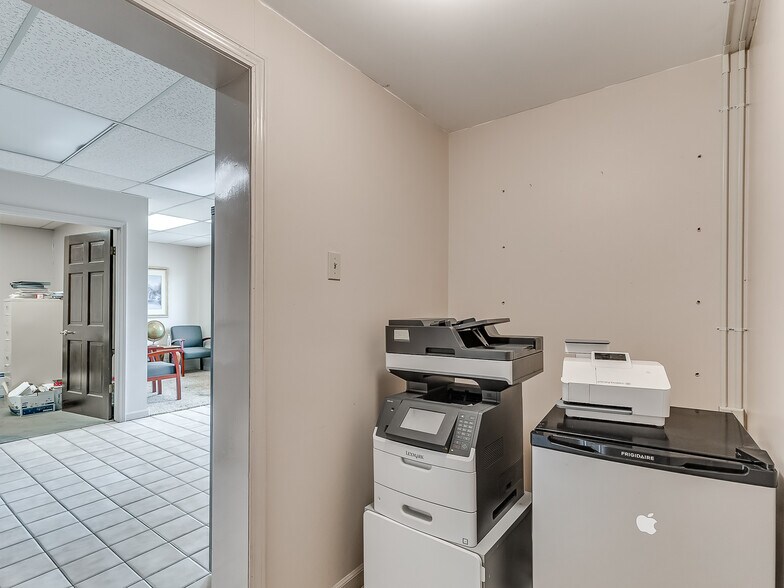 More Photos Of 1420 Linwood Blvd, Oklahoma City Office For Sale