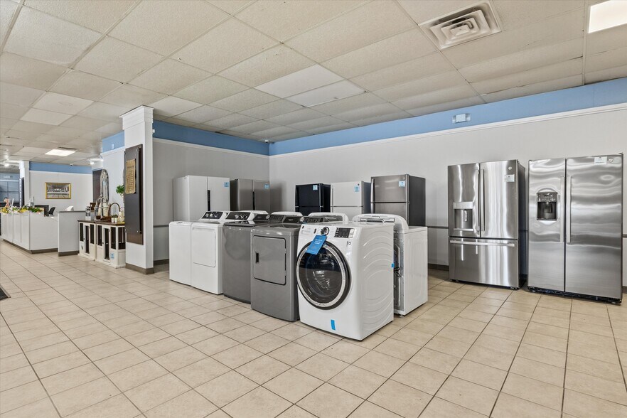 More Photos Of 304 W Jefferson St, Quincy Freestanding For Sale