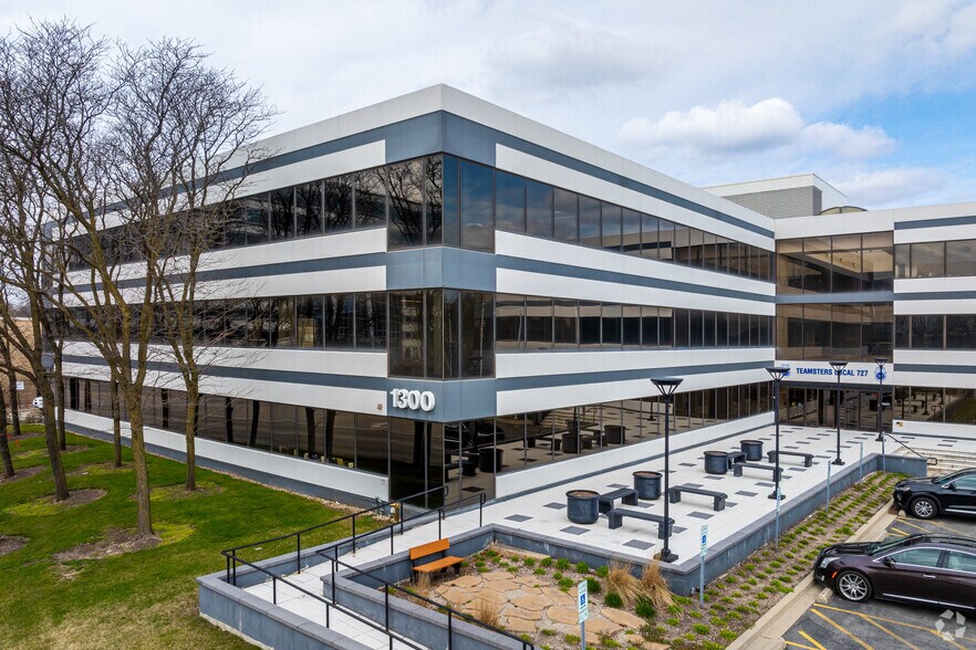 More Photos Of 1300 Higgins Rd, Park Ridge Office For Sale