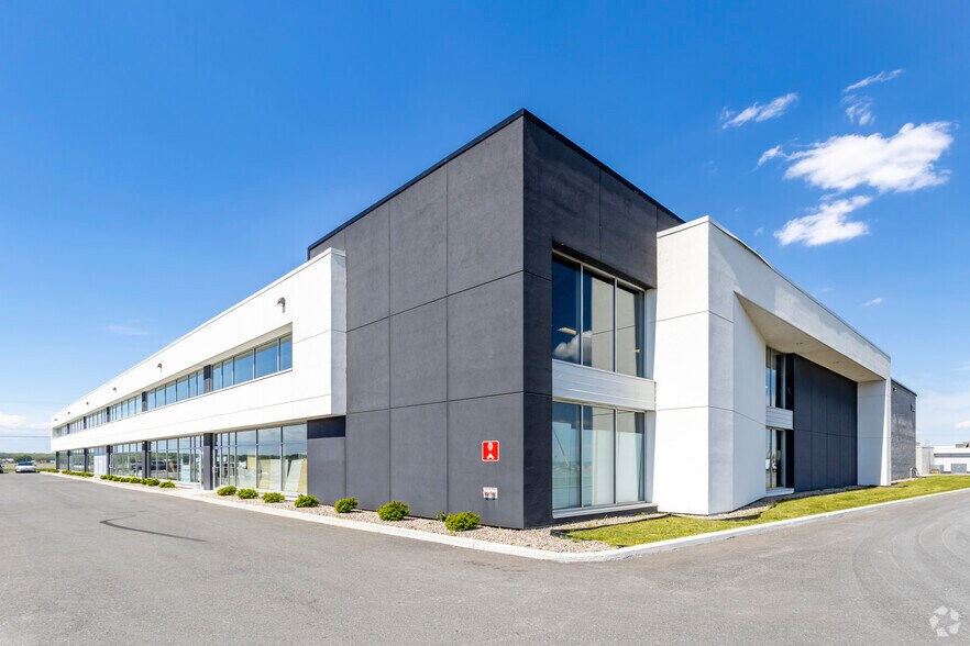 More Photos Of 2105 Ch De L'industrie, St-Mathieu-de-Beloeil Showroom For Lease