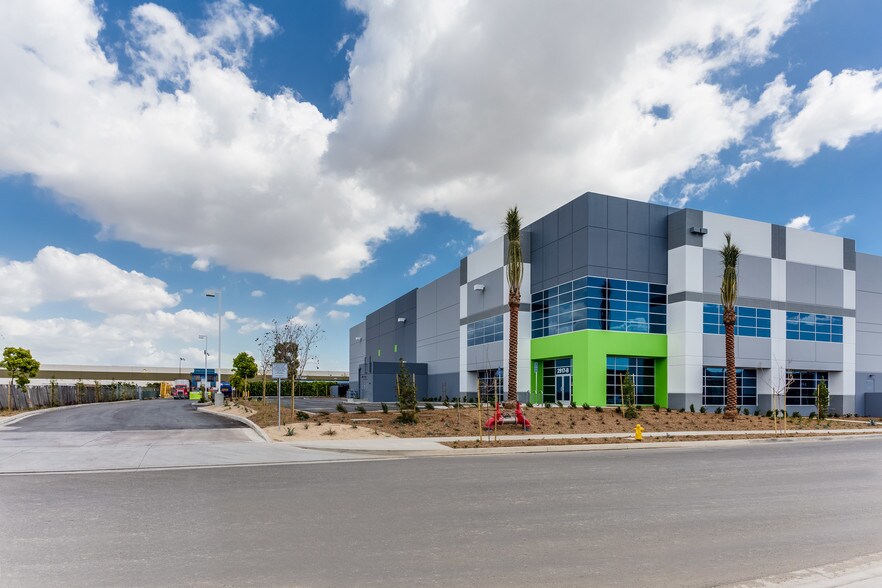 More Photos Of 2517 W Rosecrans Ave, Los Angeles Warehouse For Lease