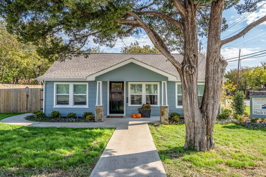 Primary Photo Of 931 S Church St, Grapevine Office For Sale