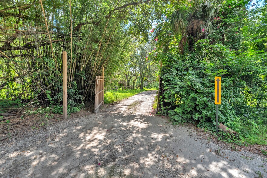 More Photos Of 4572 Alafia Canoe Trl, Valrico Storefront Retail Residential For Sale