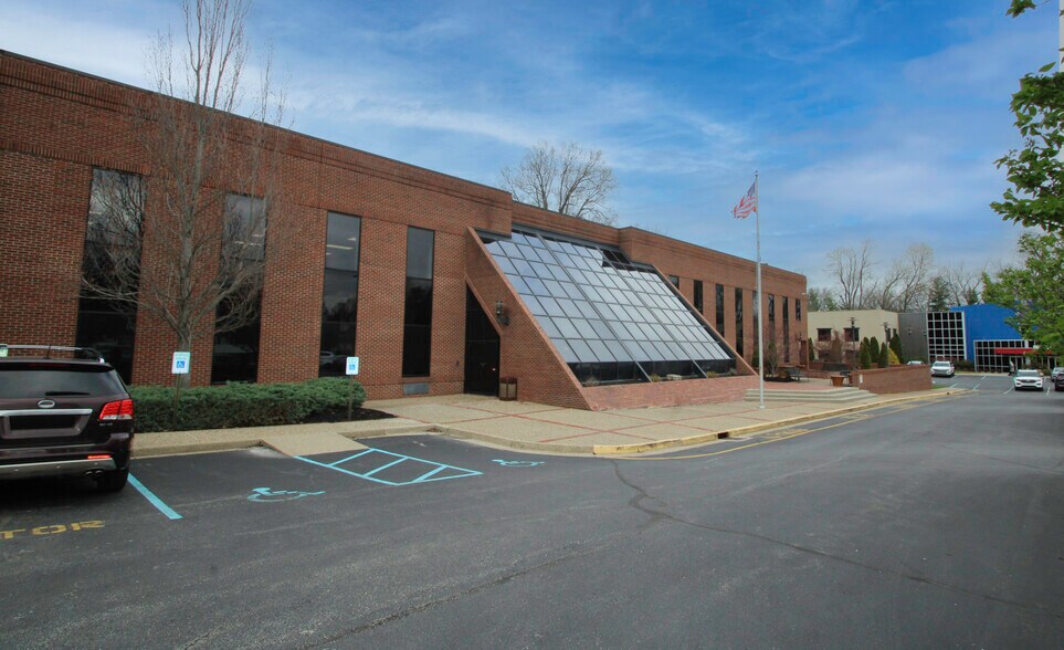 More Photos Of 9911 Shelbyville Rd, Louisville Office For Lease
