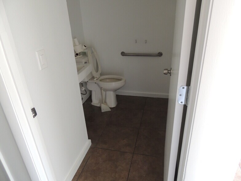 More Photos Of 2311 Whitfield Industrial Way, Sarasota Warehouse For Sale