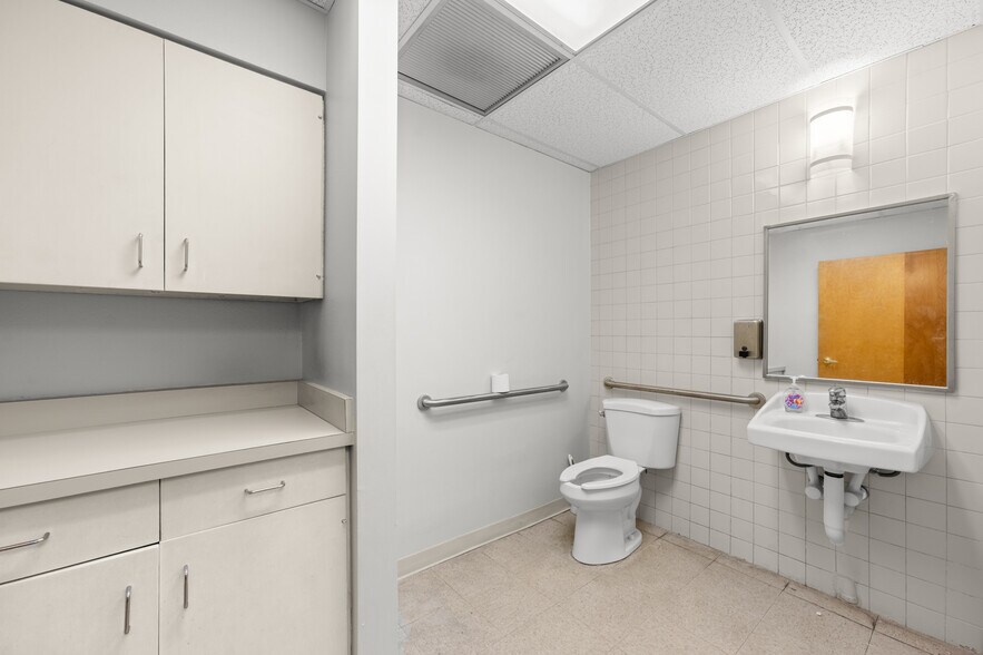 More Photos Of 13414 Medical Complex Dr, Tomball Medical For Sale