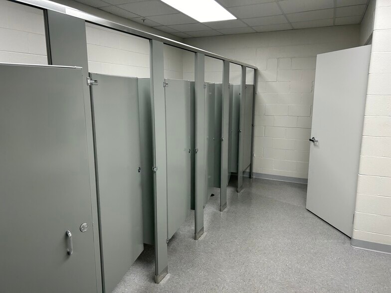 More Photos Of 4000-4024 Precision Dr, Cincinnati Manufacturing For Lease