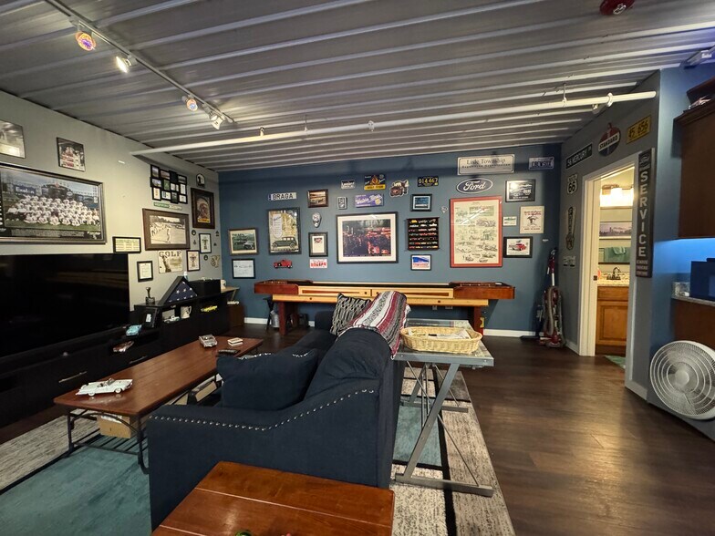 More Photos Of 2244 Ferry Rd, Naperville Flex For Sale