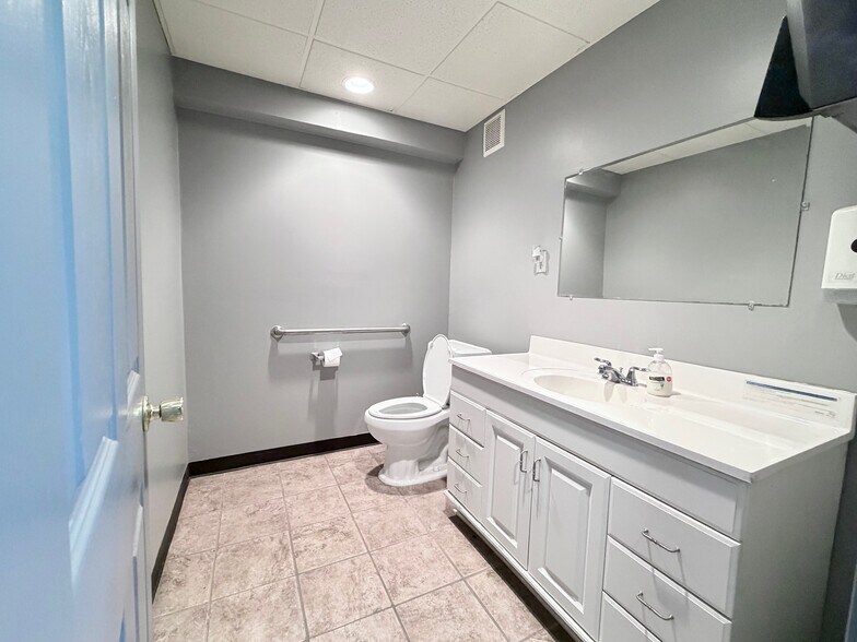 More Photos Of 701 SW 1st St, Oak Grove Industrial For Lease