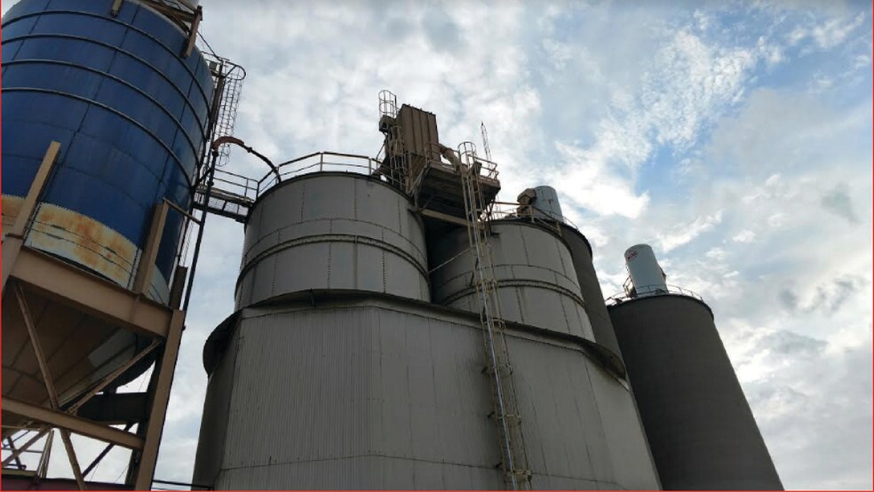 More Photos Of 1930 Turner St, Lansing Distribution For Sale