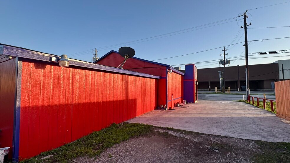 More Photos Of 8031-8033 Harrisburg Blvd, Houston Sports And Entertainment For Sale
