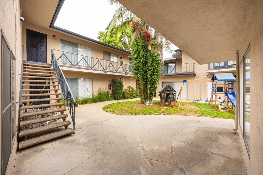More Photos Of 1005 E Harding St, Long Beach Apartments For Sale