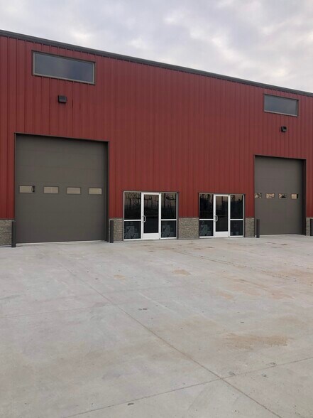 More Photos Of 120 W Giltner Rd, Doniphan Warehouse For Lease