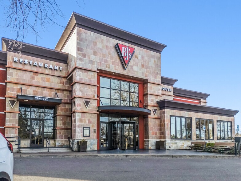 More Photos Of 1080 Valley River Way, Eugene Restaurant For Sale