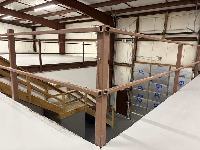 More Photos Of 66 Old Country Rd, Quogue Warehouse For Lease
