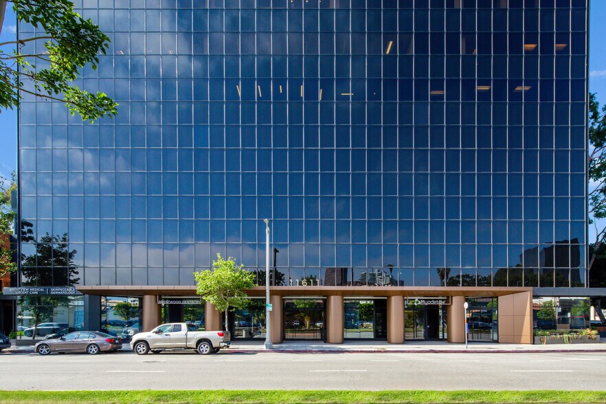 More Photos Of 11611 San Vicente Blvd, Los Angeles Office For Lease