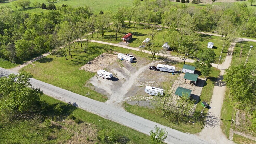 More Photos Of 74 2nd St, Moran Trailer Camper Park For Sale