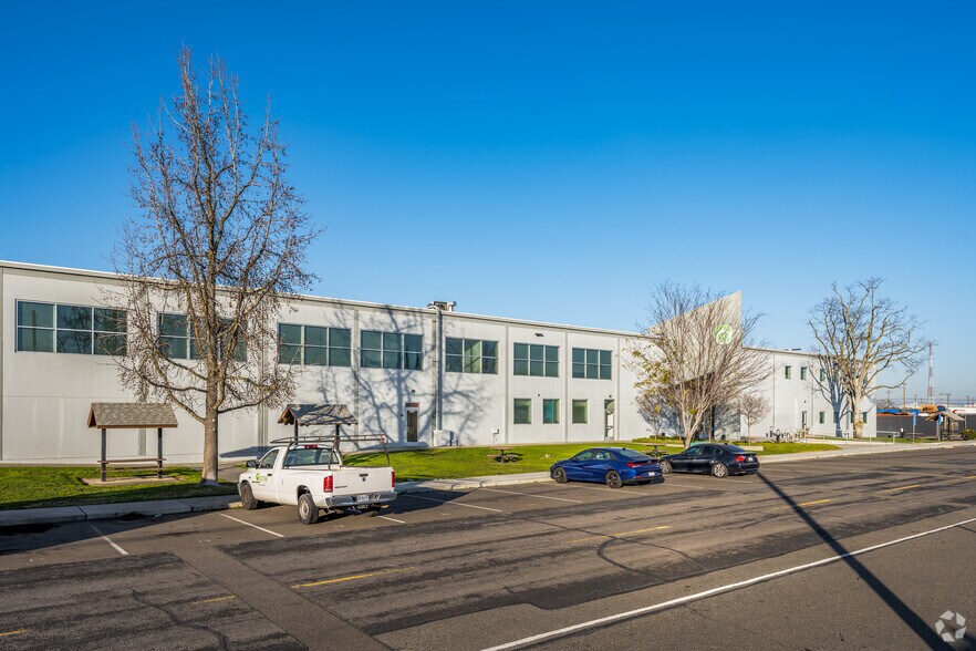 More Photos Of 2031 Optisolar Ln, Mcclellan Warehouse For Lease