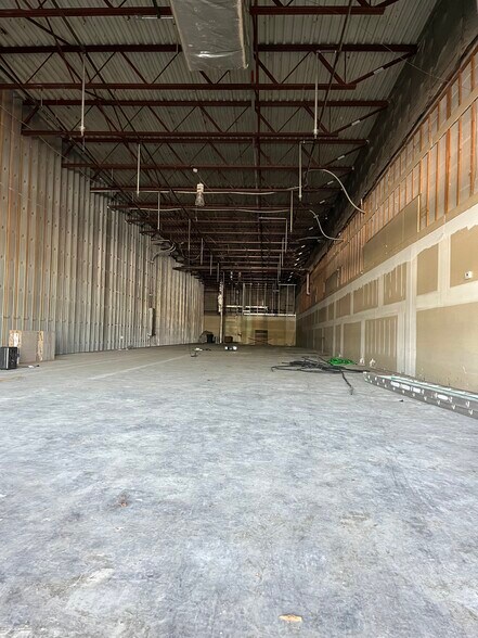 More Photos Of 2915 SW Gage Blvd, Topeka General Retail For Lease