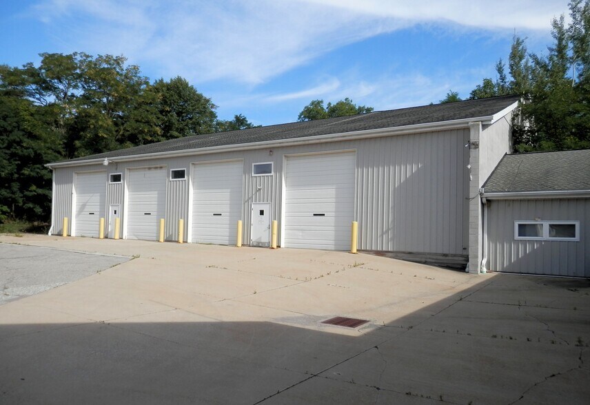 More Photos Of 9682 Madison Rd, Montville Warehouse For Lease